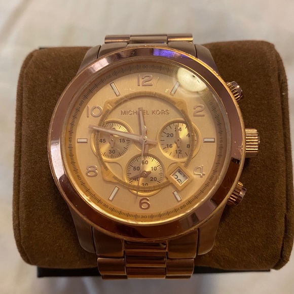 Michael Kors Oversized Runway Rose gold watch - Picture 6 of 8